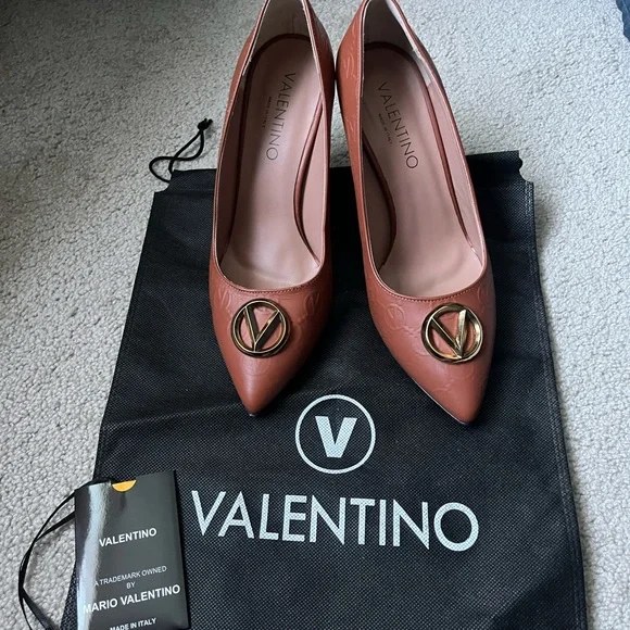 NWT Valentino Clara logo pumps - Picture 1 of 12